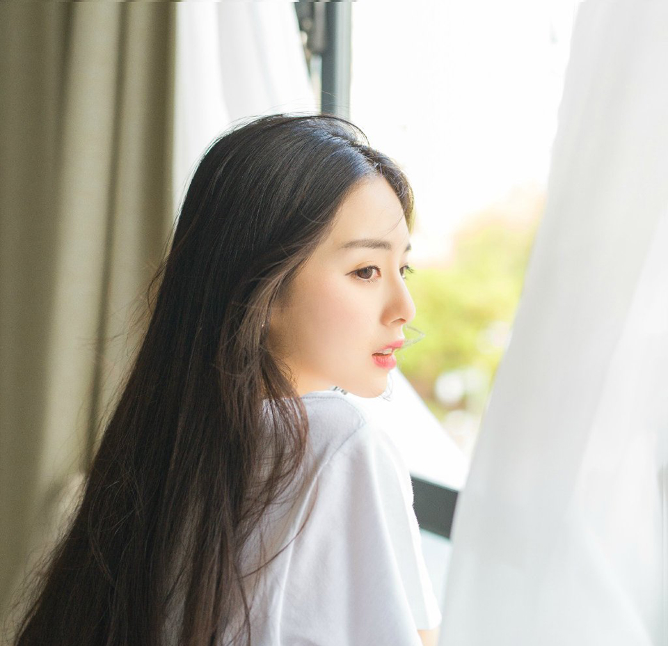 “若是招降张任的话，我倒有一计。”法正坐在庞统身侧，想了想，突然微笑道。